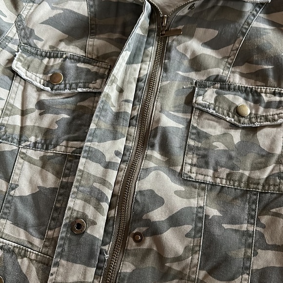 Mudd canvas Camo patterned jacket; semi fitted; S; pocket detailing; zip closure - Picture 5 of 6